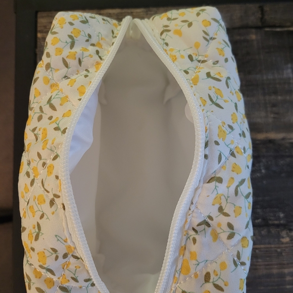 Floral Quilted Zipper Pouch - Picture 4 of 4